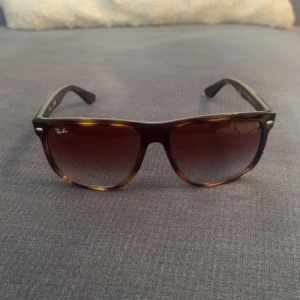 Ray-Ban bruna solglasögon Wayfarer - Snygga Ray-Ban Wayfarer solglasögon med brunmelerad båge och bruna tonade glas. Klassisk modell med ikoniska detaljer och logga på sidan. Kommer med original Ray-Ban fodral. Perfekta för soliga dagar och en cool look. Är som nya