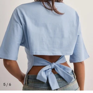 Ljusblå knyttopp från nelly - Superfin ljusblå croppad topp med öppen rygg och bred knytning bak. T-shirttyp med korta ärmar och avslappnad passform. Perfekt för varma dagar och snygg till jeans eller kjol. Endast använd ett fåtal ggr💕inga defekter