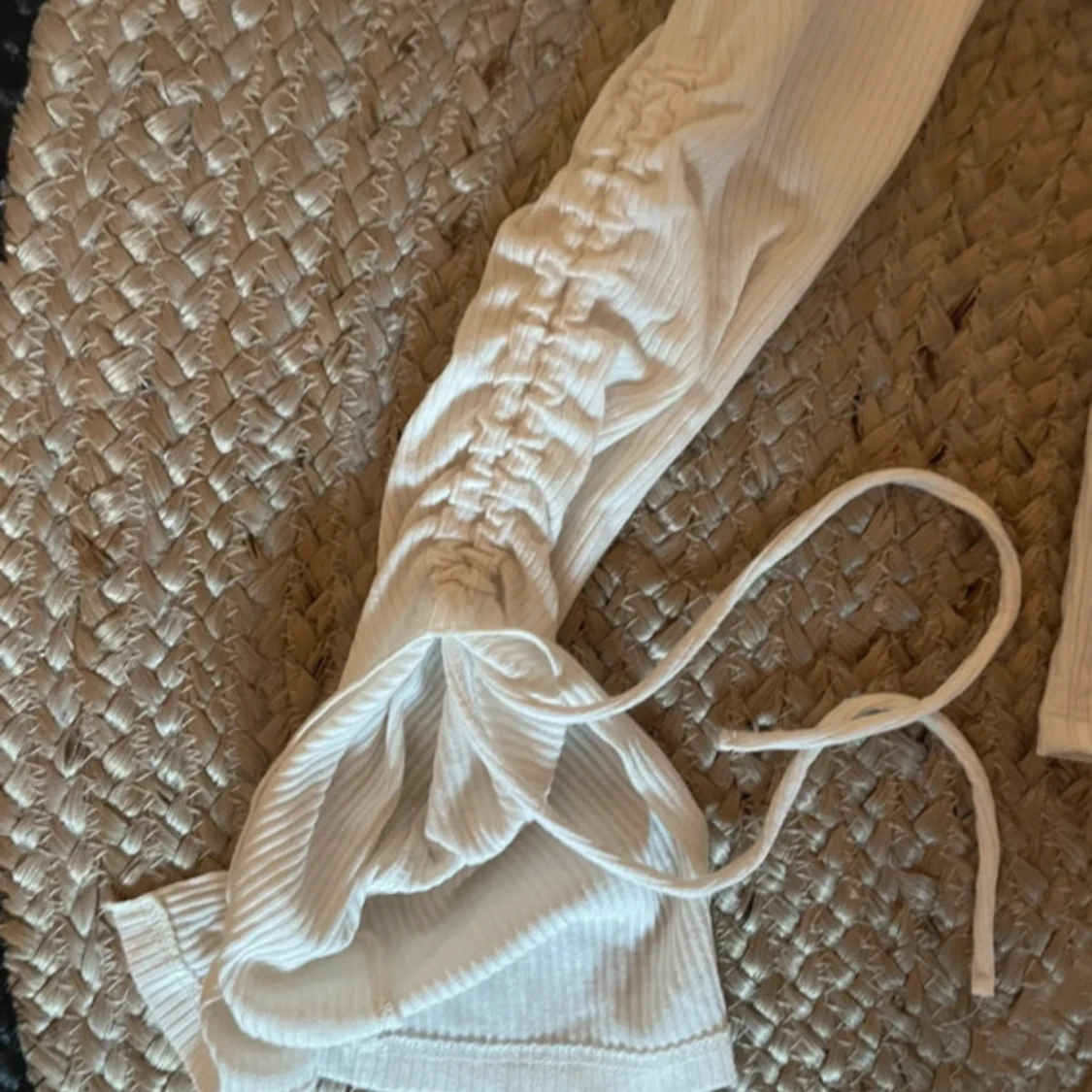 Vit ribbad topp med trumpetärm Gina Tricot - 4