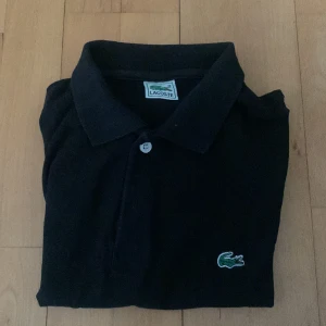 Polo tröja - Lacoste  - Hallå! Kolla hit!  Muscle fit -Lacoste polo tröja - Pris går att pruta på! Mycket bra skick  