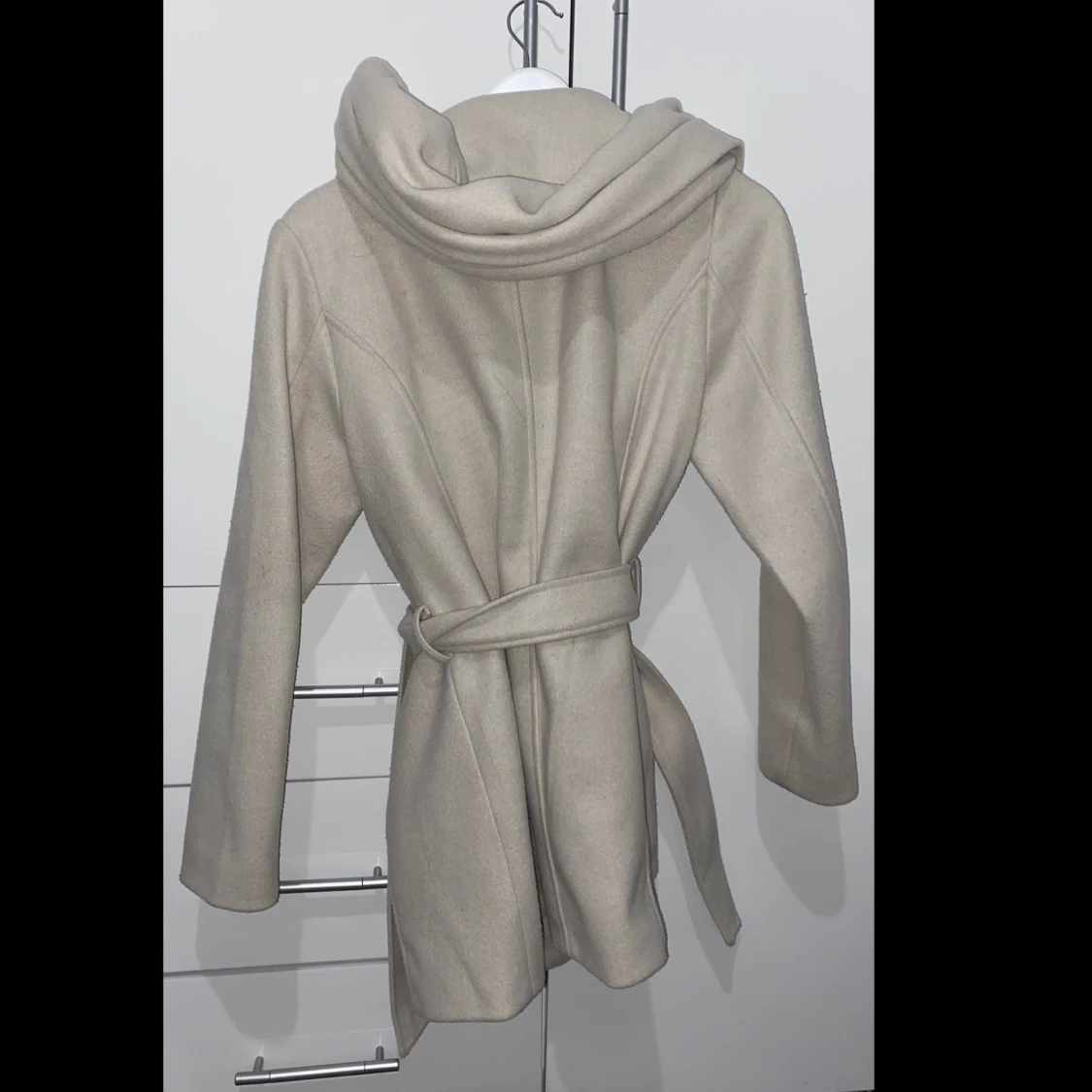 Beige kappa med huva  - 1