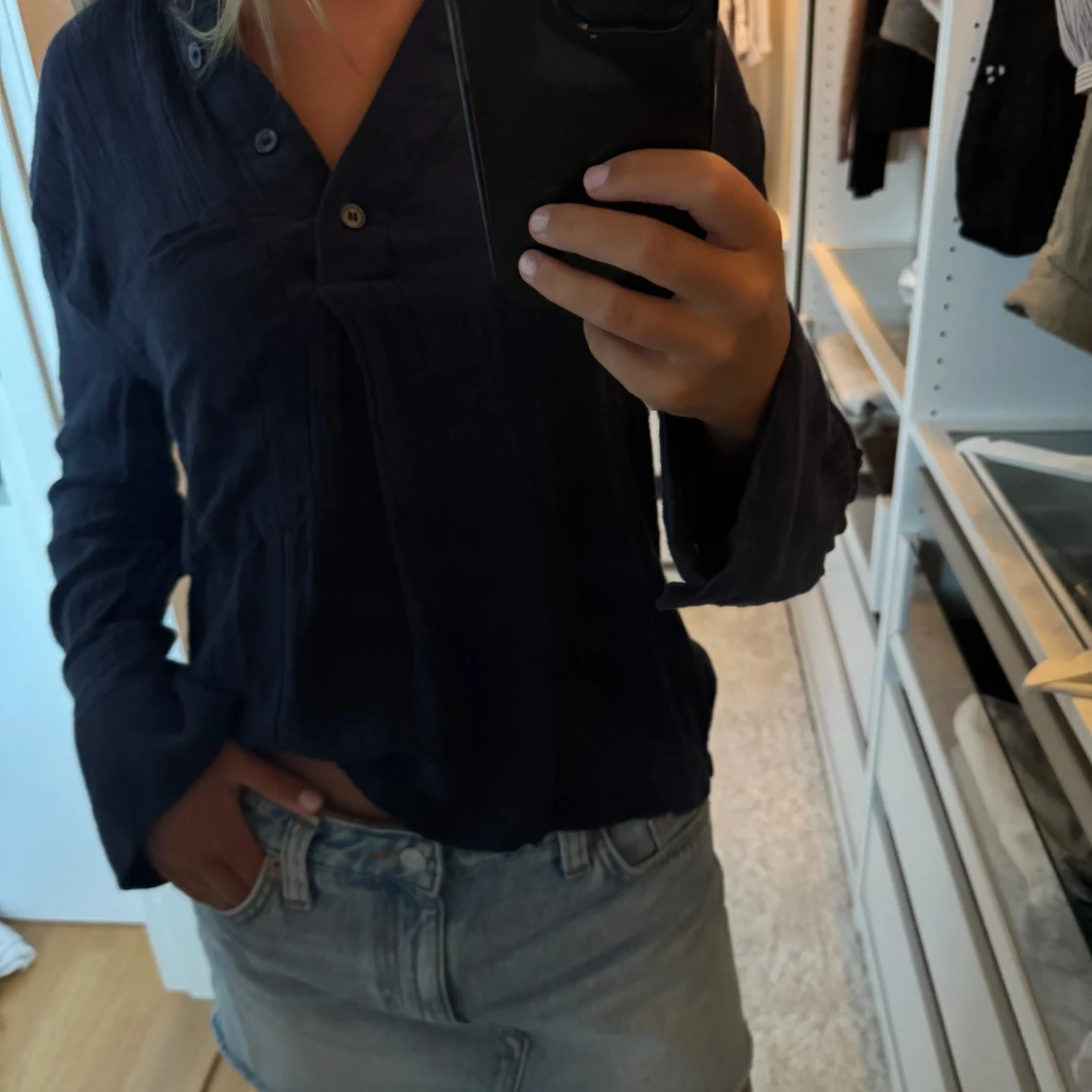 Mörkblå långärmad blus med knappar