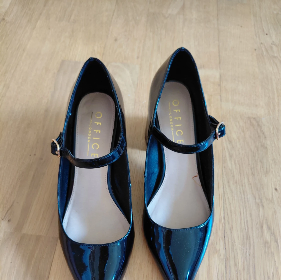 Svarta lackpumps med blockklack - 3