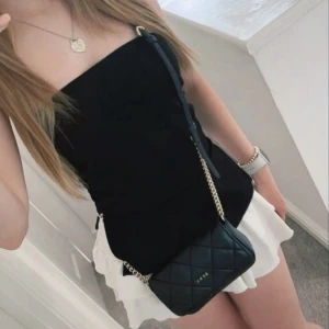 Svart tubtopp från Bershka  - Snygg svart tubtopp från Bershka i storlek XS. Enkel och stilren bandeau-modell som sitter tight och är perfekt till sommarens outfits. Endast provad 💕