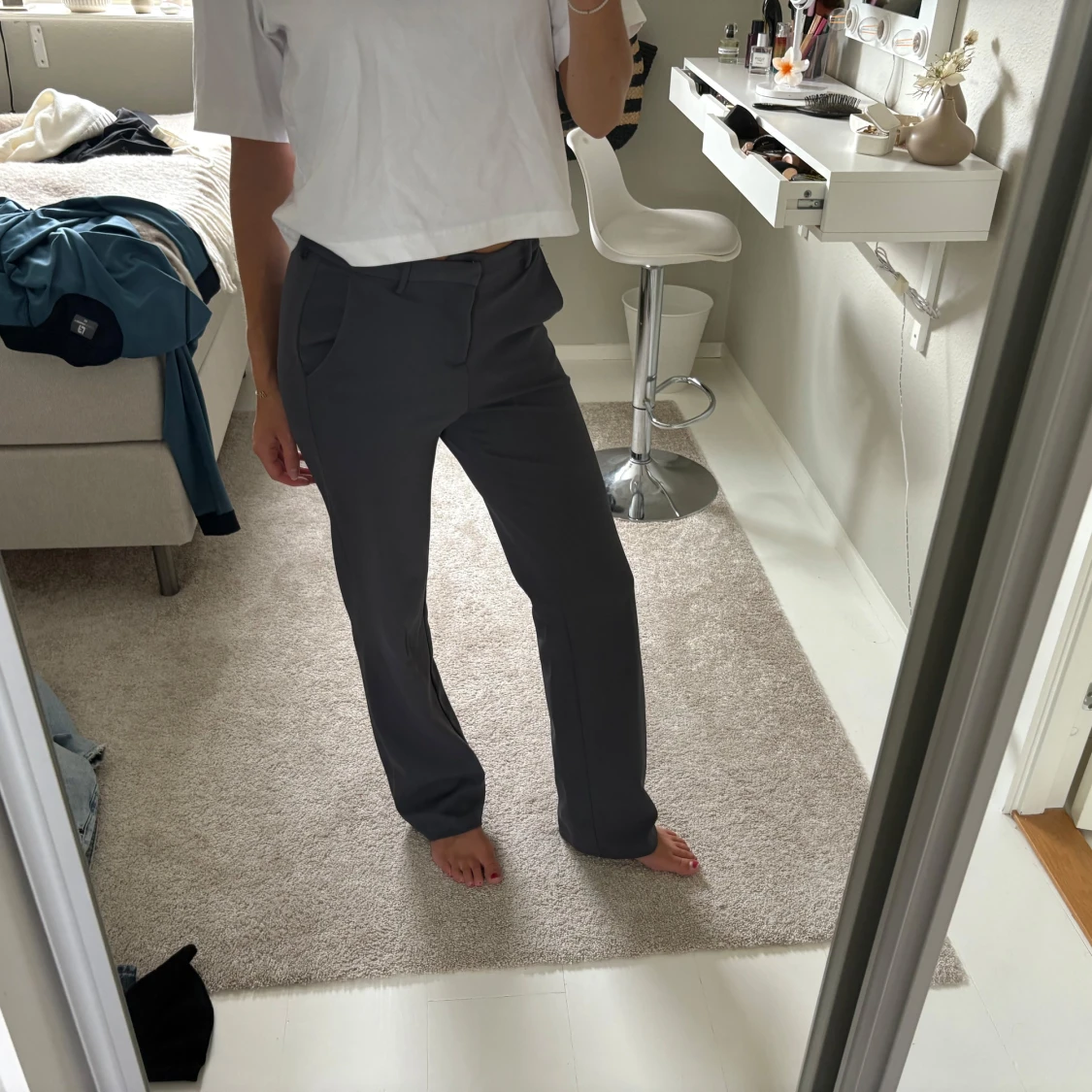 Mörkgrå kostymbyxor med raka ben - 1