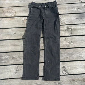 Low waist jeans från weekday svarta - Svarta jeans från weekday. Modellen Twig, raka, storlek 26/30. 
