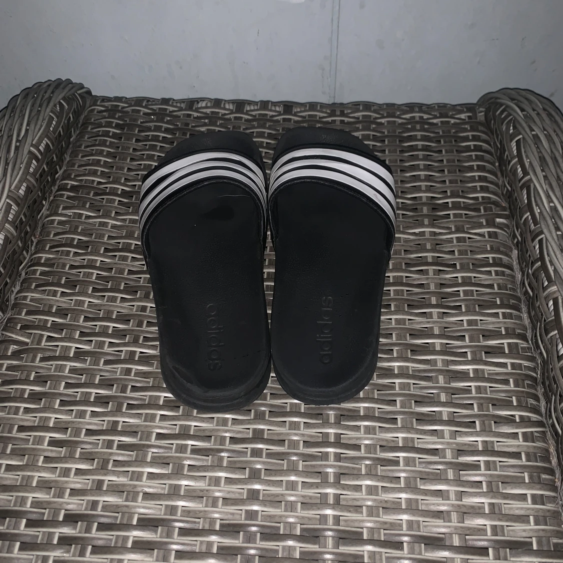 Svarta och vita Adidas tofflor - 1