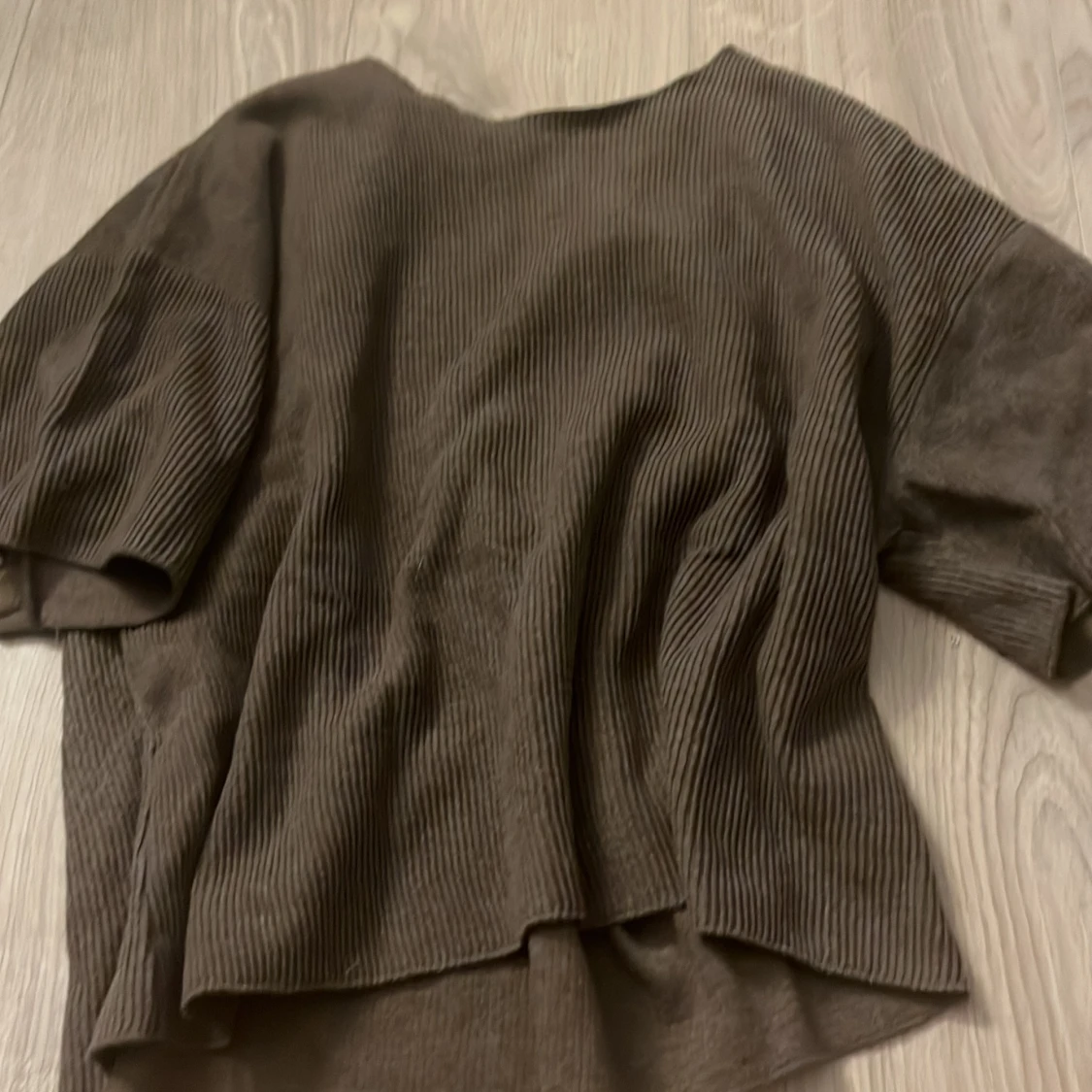 Brun ribbad tröja från Zara