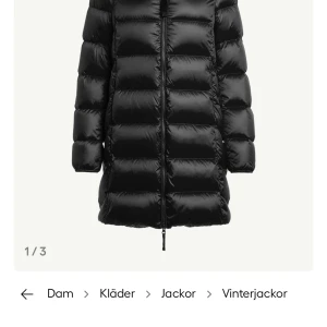 Parajumpers Marion Hooded Down Jacket S - Säljer min jättefina dunjacka från parajumpers. Fin klassiskt modell. Passar höst, vinter & tidig vår. Svart i stl S & nytvättad. Ena armen är lite nött i sömmen & liten skada finns i tyget. Se bild. Självklart original & med Qr kod
