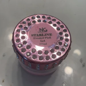 Starline Frosted Pink Gel 30ml - Säljer en lyxig rosa nagelgel från Nagelgiganten, Starline Frosted Pink Gel i 30ml burk. Burken är dekorerad med glittriga stenar och har en metallicrosa finish. Perfekt för att skapa snygga naglar med en frostig rosa ton. 