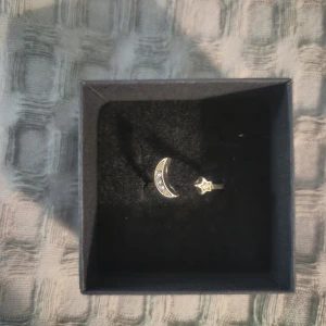 Guld ring - PRISET GÄLLER ENDAST VID KÖP AV BUNDLE MED SMYCKEN ÖVER 50 KR!! GRATIS GÅVA MED VARGE ORDER!! Supertrendig stockholmsstil tjejer, ring guld. Gjord av stål, jag svarar och skickar alltid snabbt!