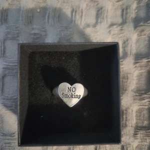 Silver ring  -  GRATIS GÅVA MED VARGE ORDER!! Supertrendig stockholmsstil tjejer, ring silver. Gjord av stål, jag svarar och skickar alltid snabbt!