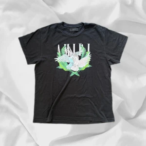 Amiri T-Shirt - Stilren Amiri T-Shirt i storlek L/48, toppen skick och lätt att matcha! Hör gärna av dig vid frågor och och följs oss gärna här på plick för fler feta kläder!👏