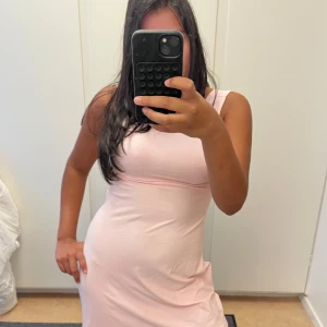 Klänning  - Söt klänning som aldrig är använd 