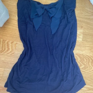 Tubtopp rosett  - Jättejättesöt och snygg tubtopp i mörkblå med rosett som är en jättesnygg detalj. Storlek S men väldigt stor i storlek så som en M. Älskar men för stor för mig. Lappen bortklippt från förra säljaren.