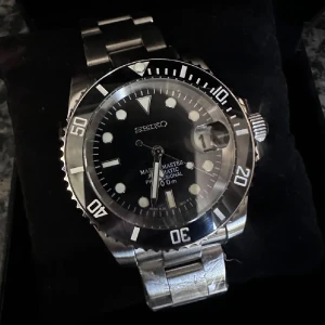 Seiko Marinemaster automatisk klocka - Snygg Seiko Marinemaster automatisk klocka med robust boett och länk i silverfärgat stål. Safirglas, automatiskt urverk och rostfri silverlänk. Gångreserv upp till 48h och vattentät 300m. Klockan är i fint skick utan några defekter! 