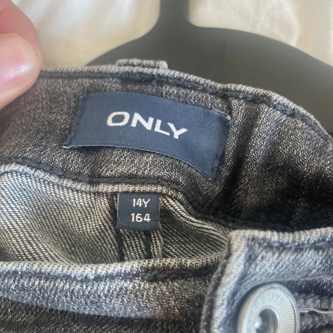 Grå jens med slitningar från ONLY - 1