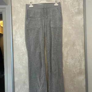 Juicy couture mjukisbyxor - Gråa mjukisbyxor från juicy couture storlek xs. Sparsamt använda 