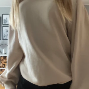 Beige tröja med ballongärmar - Beige tröja med ballongärmar från lager 157 i storlek S/XS🫶🏻