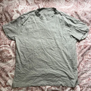 Grå oversized t-shirt från Weekday - Enkel och stilren grå t-shirt från Weekday i oversized modell. 