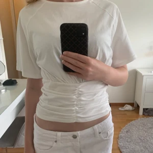 Vit topp - Säljer denna jättesnygga vita toppen från cider. Den har en dragkedja på sidan för att den ska vara lätt att ta på. Hör av vid frågor💛