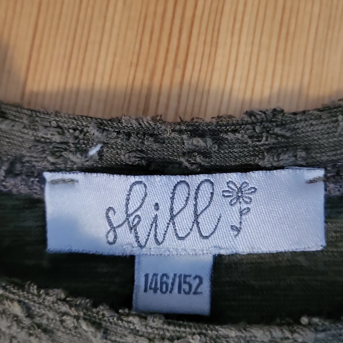 Mörkgrön croppad tröja från Skill - 1