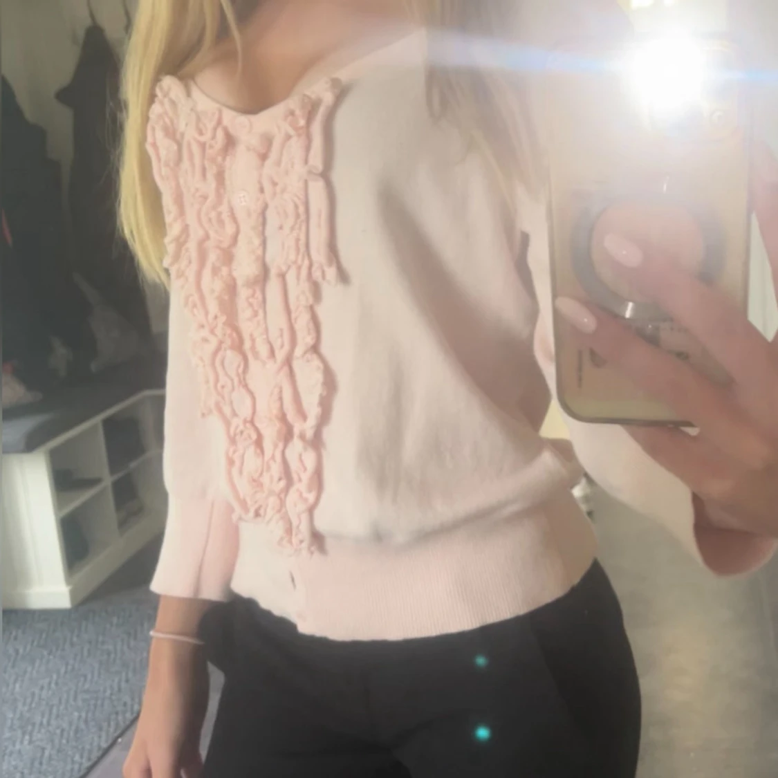 Ljusrosa kofta med volangdetaljer - 1