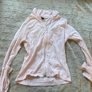 Ljusrosa zip-jacka från Gina Tricot - Ljusrosa långärmad träningsjacka från Gina Tricot i mjuk bomullsmix. 