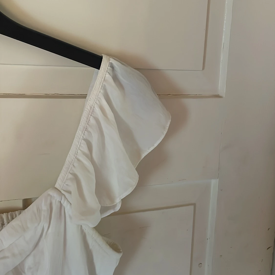 Vit blus med volangärm från AWARE - 3