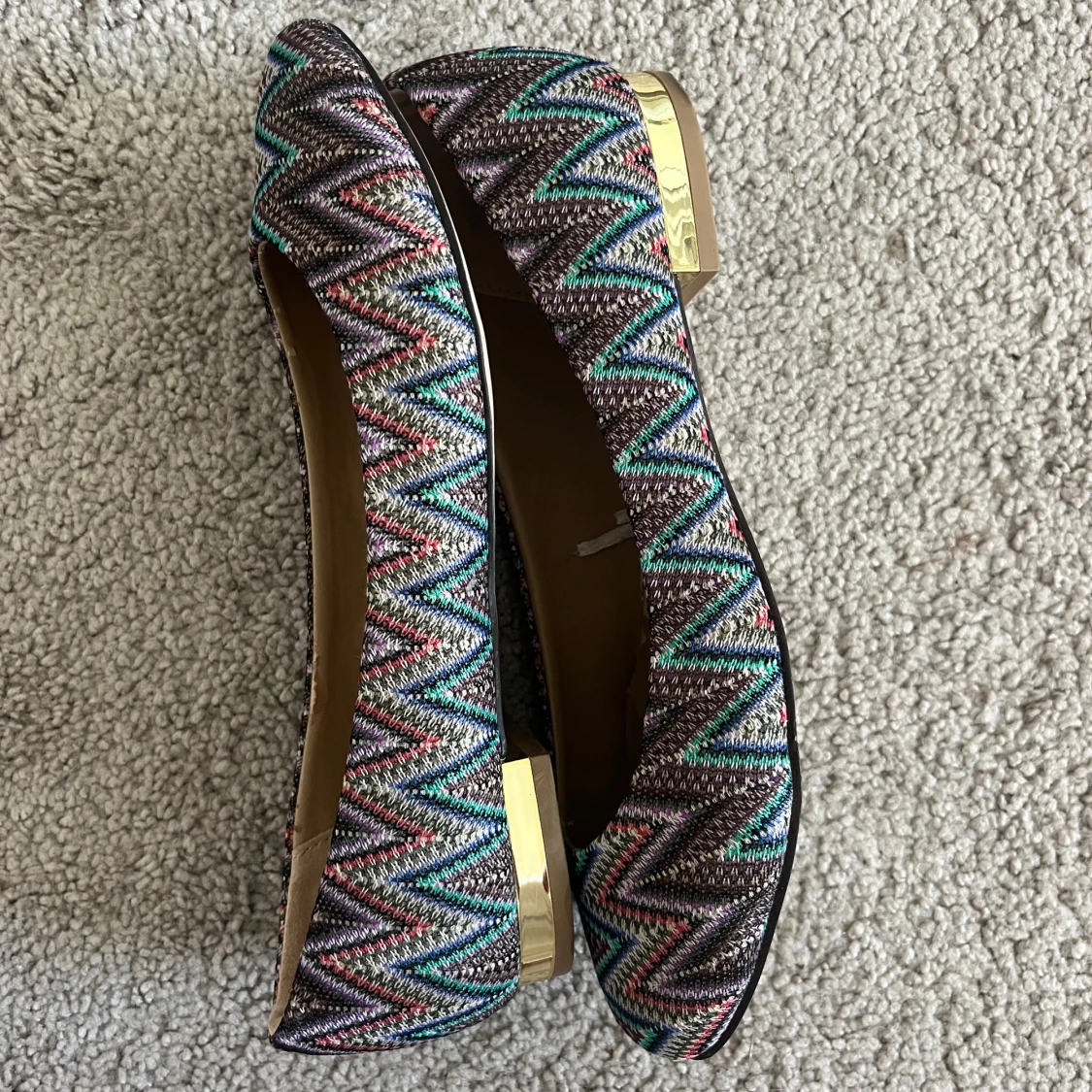Färgglada ballerinaskor med zigzag-mönster