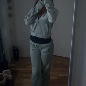 Juicy set - Säljer ett ljusgrönt  juicy set. Är bara användt några gånger därav inga defekter. Original pris: 2500kr. 