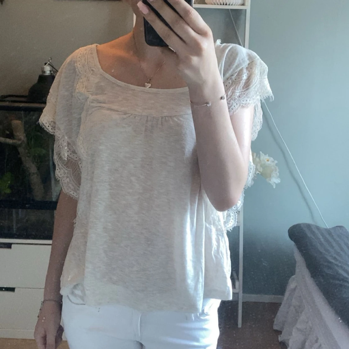 Vit blus med spetsdetaljer