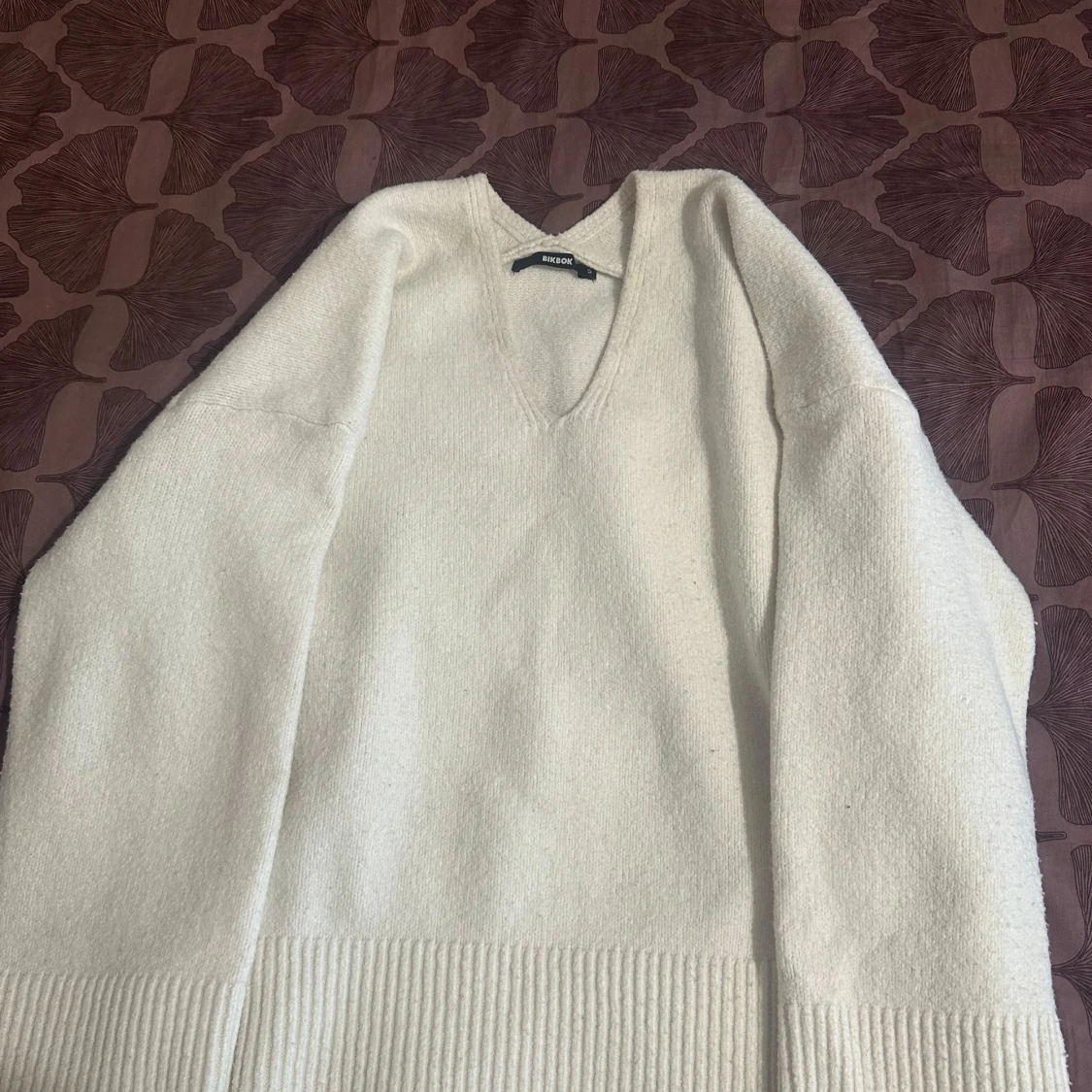 Vit v-ringad stickad tröja BikBok