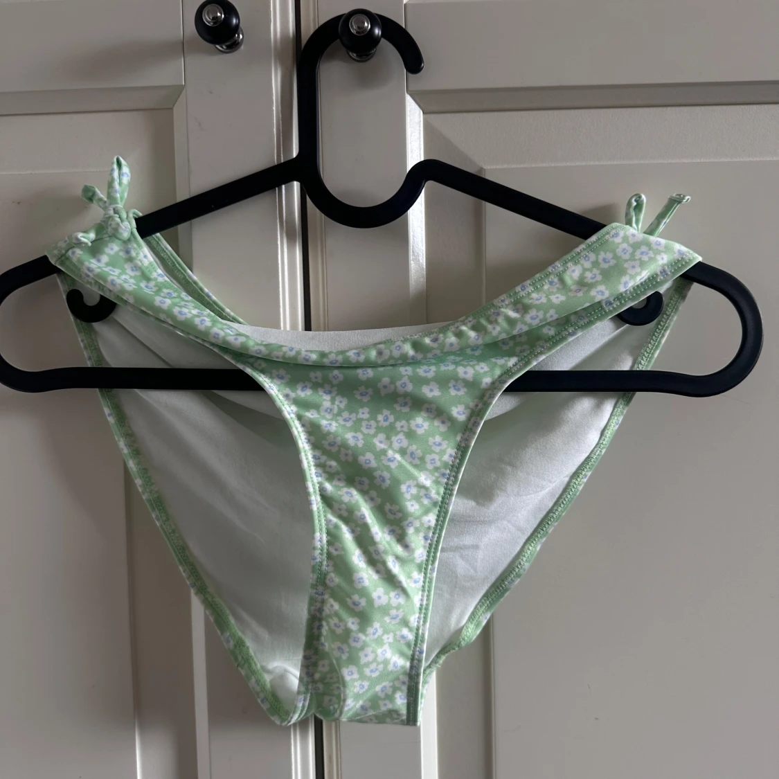 Grön blommig bikini från H&M