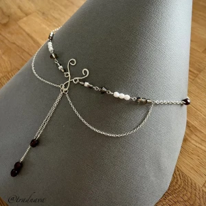 ”Hamingja” - Handgjort halsband med länkar och kedjor i silverpläterad koppar och mässing. Centralsmycket är gjort i non-tarnishbehandlad koppartråd. Smycket pryds av tjeckiska firepolish och glaspärlor från Par Puca🤍