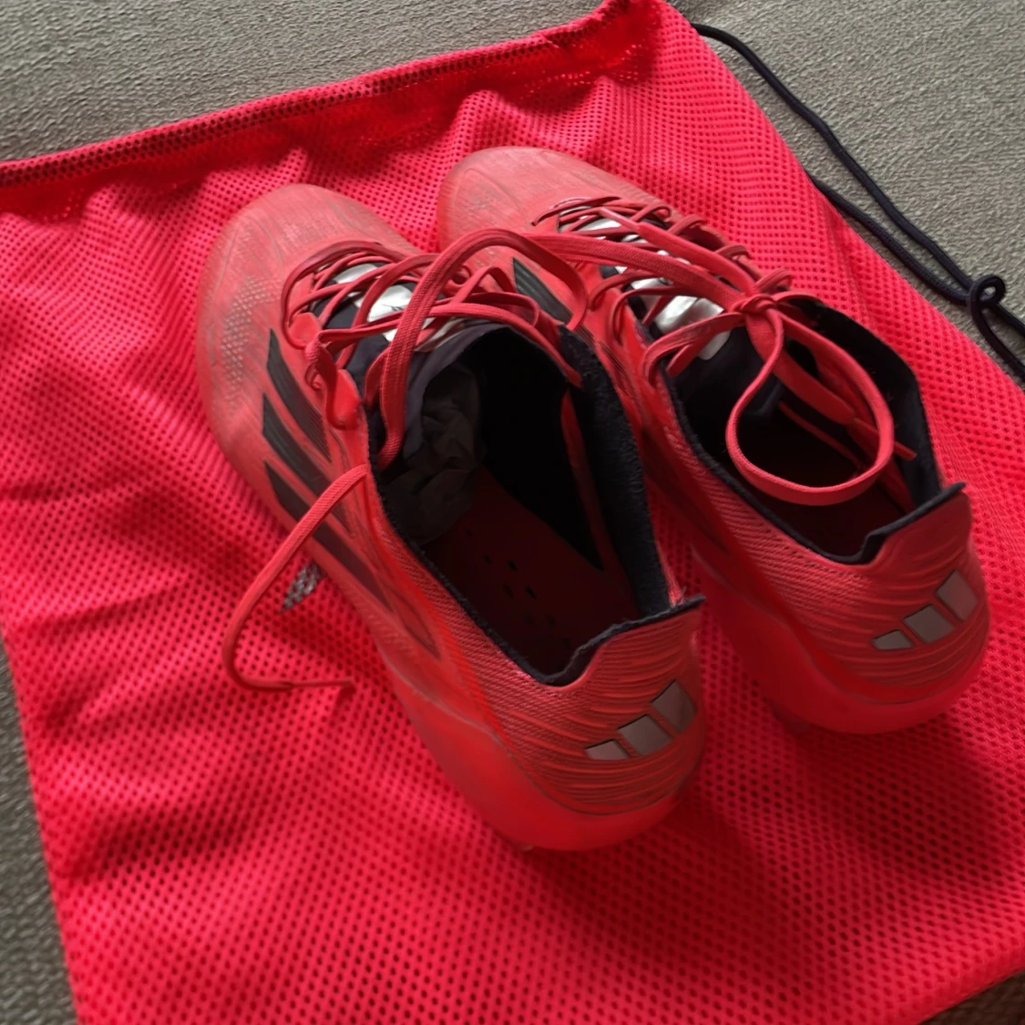 Röda Adidas F50 fotbollsskor