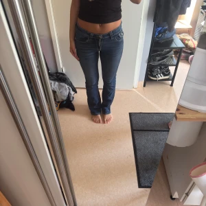 Bootcut jeans  - Super fina jeans från Gina, använd några gånger men är i fint skick. Från barnavdelningen men passar någon som är 165 cm och brukar ha 34/36 i jeans.