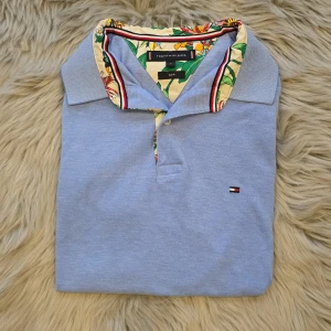 Tommy Hilfiger Piké - Jättefin blå Tommy Hilfiger Piké i storlek M. Skriv ifall du undrar något ❤️‍🔥