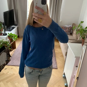 Blå stickad tröja - Blå stickad tröja från vila, storlek xs. Endast använd nån gång💕pris kan diskuteras !!