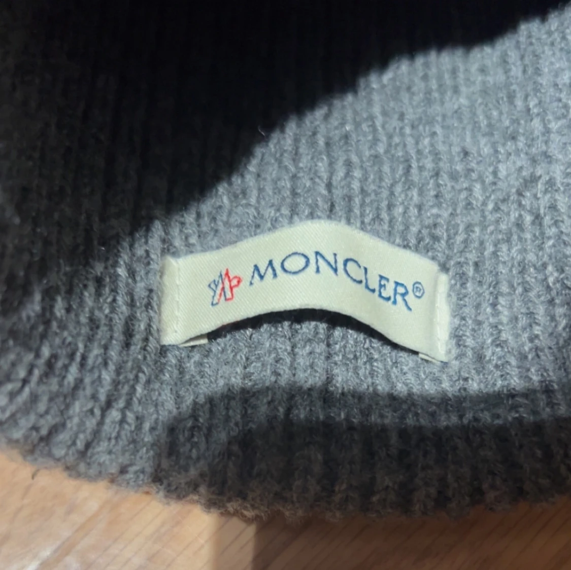 Grå ribbstickad mössa från Moncler - 1