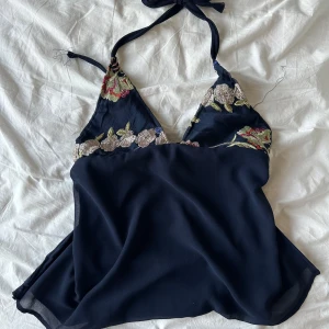 Halterneck topp - 🦋Handsydd🦋  Superfin halterneck topp i blommönster med knyte i nacke och rygg.