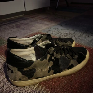 Philippe Model med camouflage - Feta Philippe models | stl 41 men skulle säga att det passar 42 | använda några gånger | de är snygga nu till hösten | OBS: bara skorna ingår 