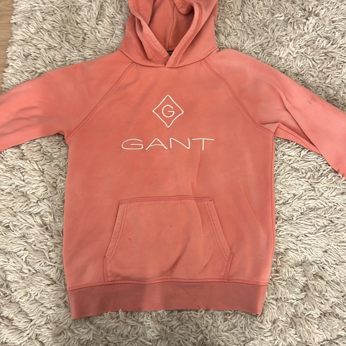 Korallrosa hoodie från GANT