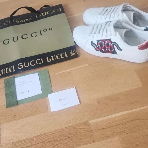 Gucci Ace - Säljer mina Gucci ace med orm på. Skorna har storleken 42 och skicket e 9/10. Dustbag och kort ingår. Priset är ej hugget i sten och kan diskuteras vid snabb affär. Tveka inte på o fråga vid funderingar!🙌🏼