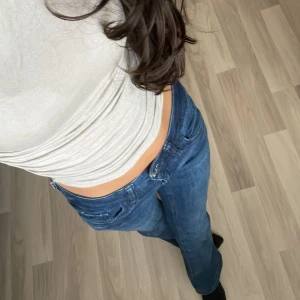 Lågmidjade bootcut jeans - Mörkblå jeans med bootcut passform och låg midja från Gina Young. Knappt använda och i perfekt skick. Midjemått: 32cm + stretch. Innerbenslängd:77cm. Pris kan diskuteras 💕