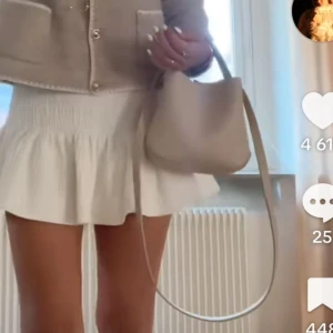 hand väska  - jätte fin och trendig handväska i ljusrosa/beige jätte praktiska med massa plats ❤️