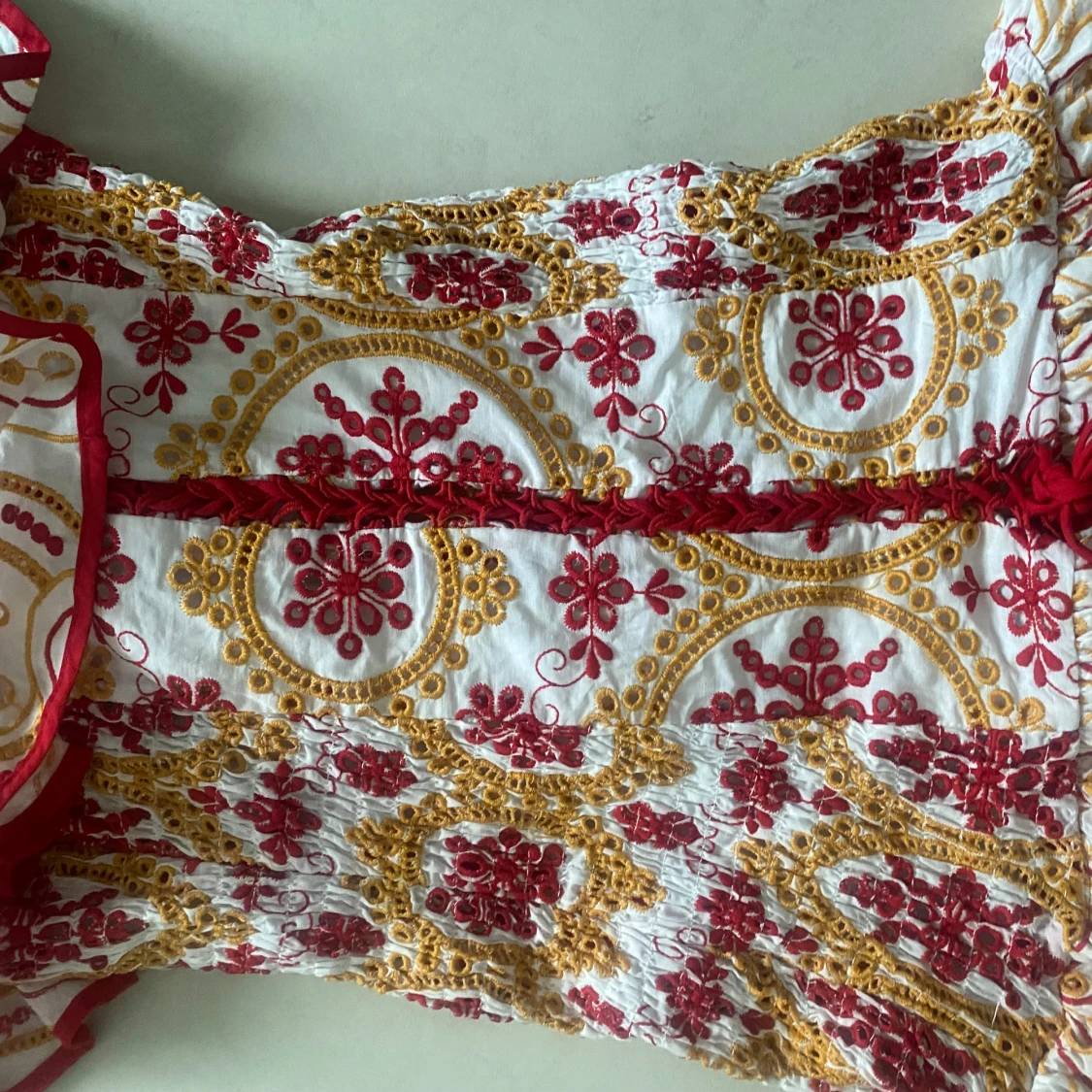 Broderie Anglais off shoulder klänning  - 4