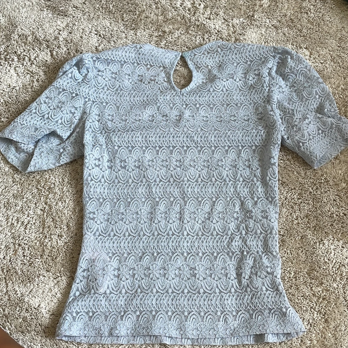 Ljusblå spetsblus från Vila - 1