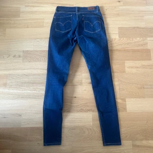 Levi’s Jeans  - Ett par jeans i absolut topp skick och som dessutom har en extremt snygg tvätt. Nypriset på dessa jeans ligger på runt 1000kr. Längden på byxorna är 102cm och midjan 35cm jämför gärna med ett par egna och sen är det fritt fram att använda ”köp nu”.
