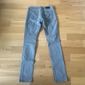 Levis jeans  - Ett par jeans i absolut topp skick och som dessutom har en extremt snygg tvätt. Nypriset på dessa jeans ligger på runt 1000kr. Längden på byxorna är 101cm och midjan 38cm jämför gärna med ett par egna och sen är det fritt fram att använda ”köp nu”.